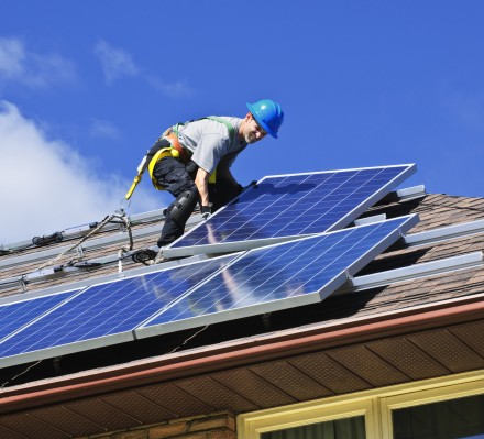 Nowi budowany dom musi być nie tylko dobrze zaizolowany termicznie, ale również zasilany energią, która nie ma negatywnego wpływu na środowisko naturalne